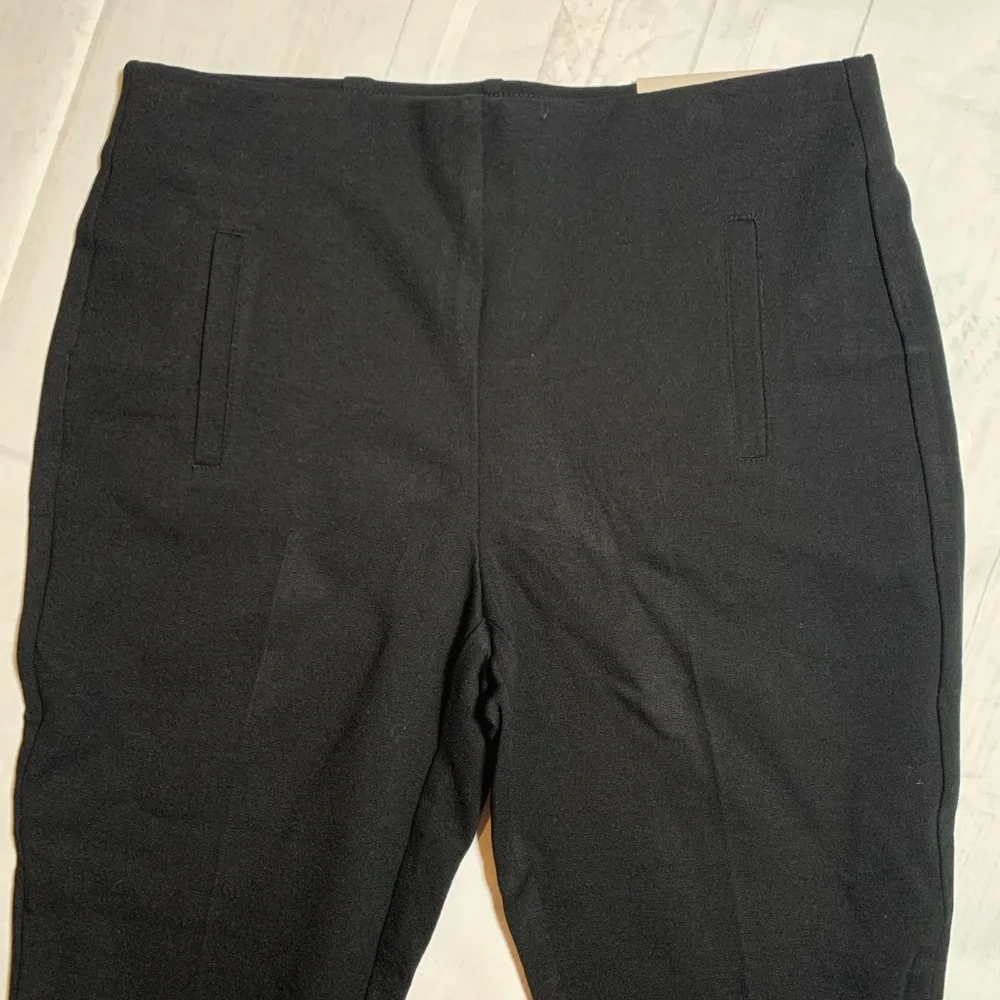 NWT Chico’s Juliet Button Hem Ankle pant. Size 0.5. (6).